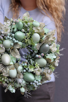 Jajeczkowo Mint, miętowy wielkanocny wianek na drzwi