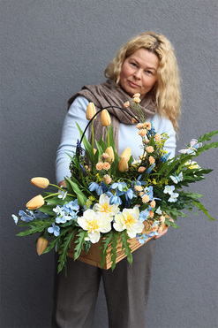 Sen o Wiośnie, dekoracja nagrobna z tulipanami, wym.54x65x47cm 