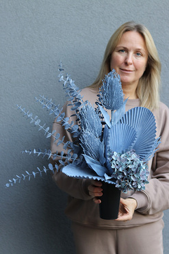 OD RĘKI Blue Premium, nowoczesny bukiet nagrobny we wkładzie, dł.48cm