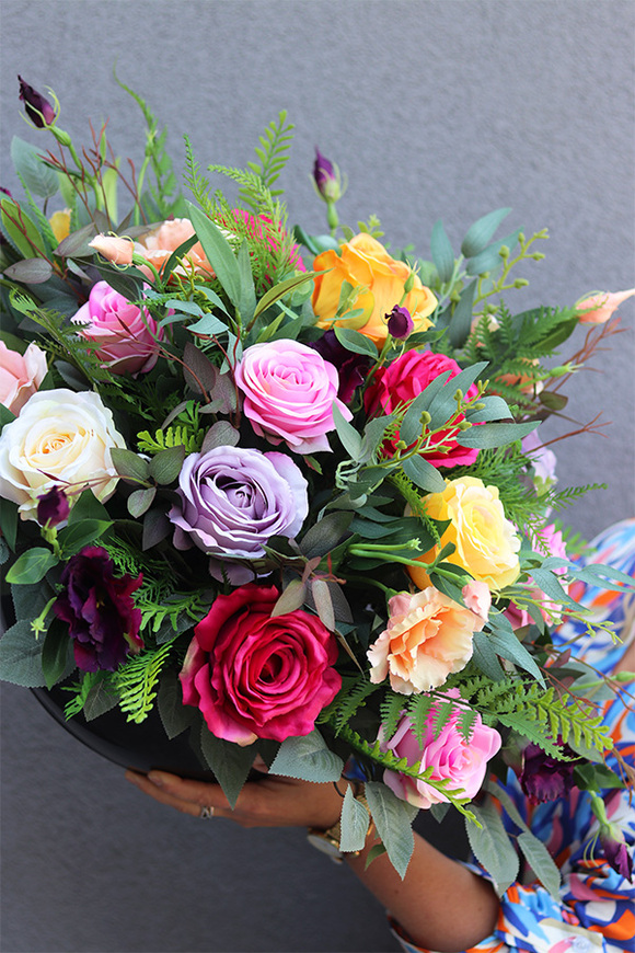 Rainbow Roses, kompozycja kwiatowa w naczyniu