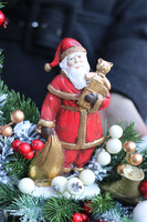 Mikołaj, asymetryczny świąteczny wianek z figurką, śr.56cm