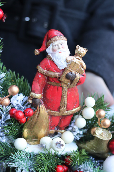 Mikołaj, asymetryczny świąteczny wianek z figurką, śr.56cm