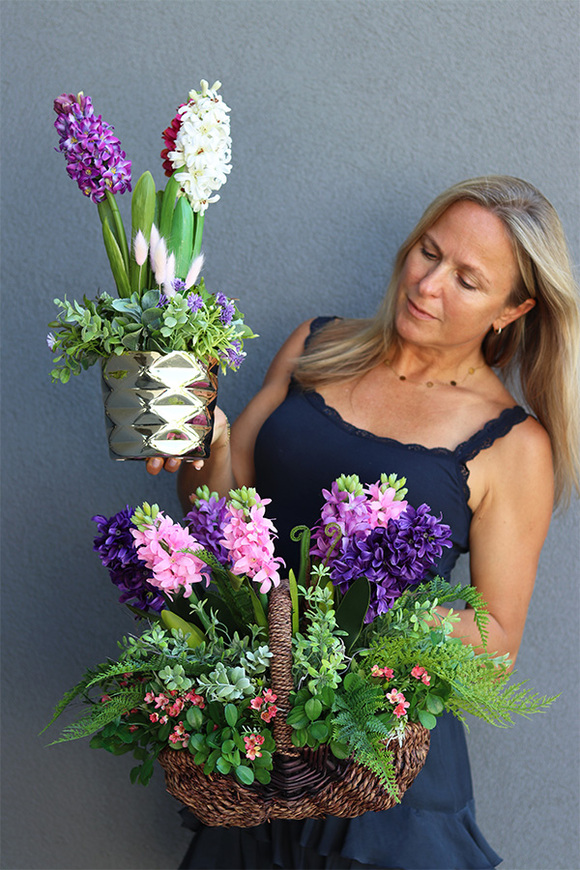 Hiacyntowo Dekory, kompozycja z hiacyntów w złotej doniczce