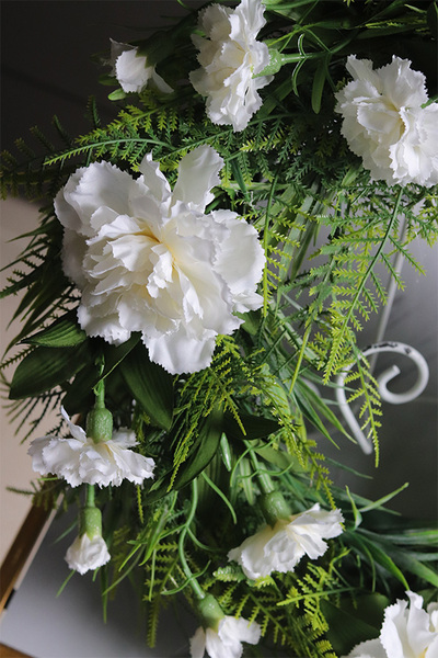 Białe Goździki, wianek białych kwiatów