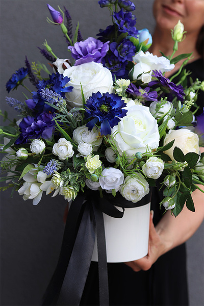 Leosława Tassano, biało - niebieska kompozycja nagrobna, wys.55cm