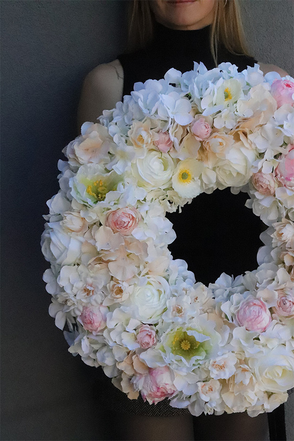 Kremowa Kwiatova, bogaty wianek na drzwi