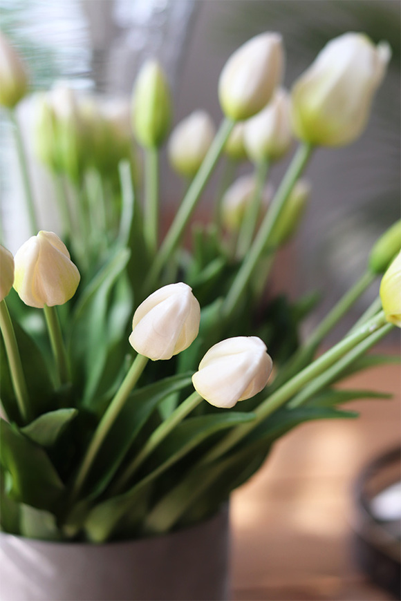 White Tulips, flowerbox z gumowymi tulipanami