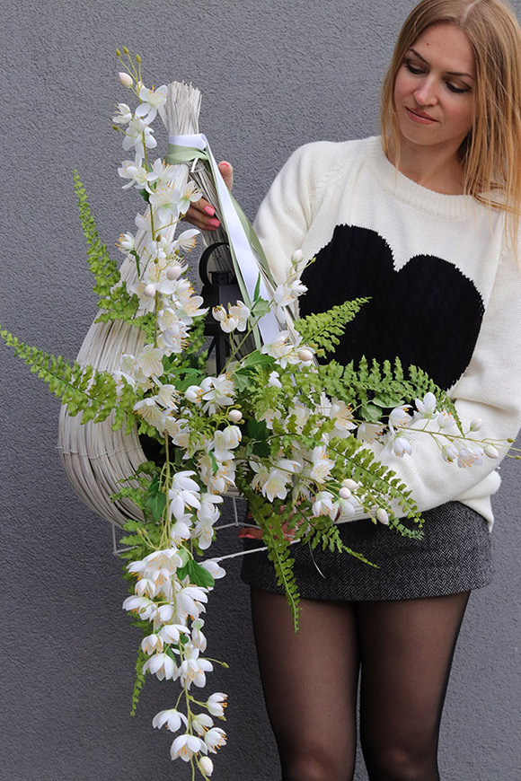 Biały Płomień, dekoracja nagrobna z lampionem