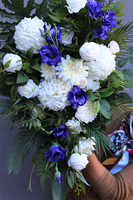 Milanda, wiązanka nagrobna z chryzantemami