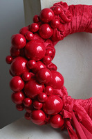 Red Velvet Xmas, świąteczny wianek z bombkami
