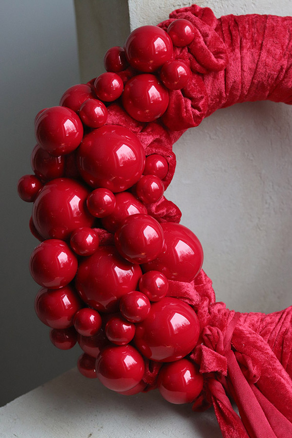 Red Velvet Xmas, świąteczny wianek z bombkami