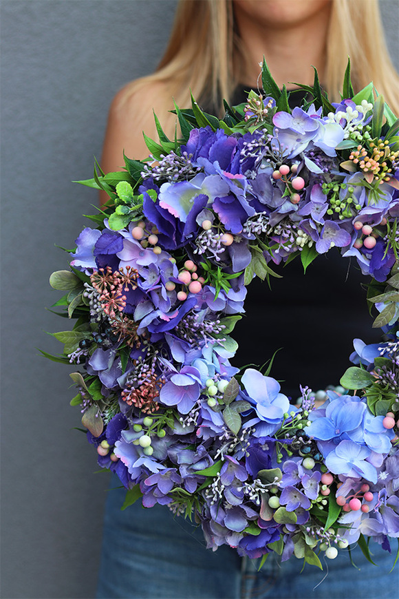 Niebieska Nemora, wianek z hortensji na drzwi