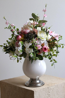 Luizjana Pearls, kompozycja kwiatowa w pucharze, wym.44x30cm