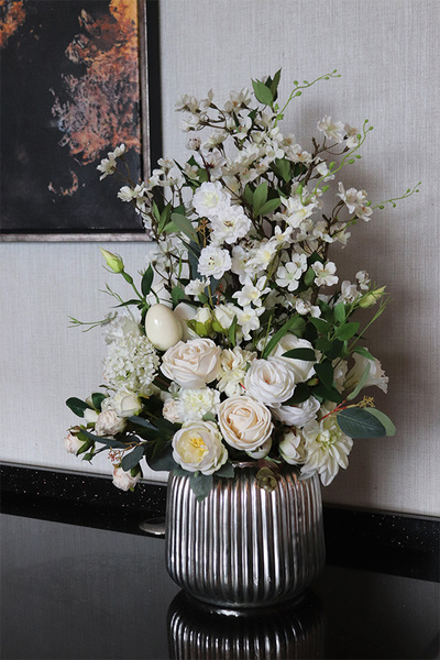 Easter Hotels, dekoracja wielkanocna w srebrnym naczyniu