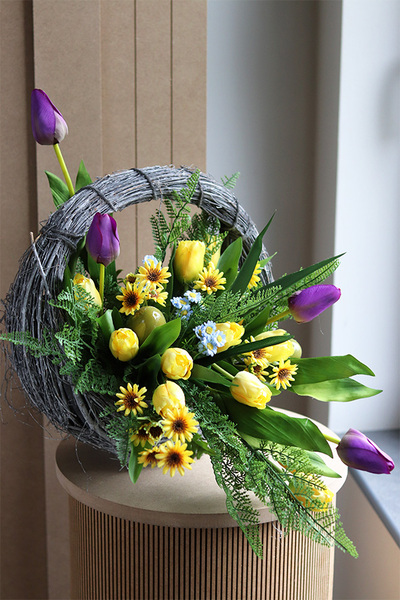 Yellowe Violet, kompozycja nagrobna z tulipanami