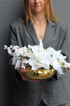 Lorient Gold, kompozycja kwiatowa w złotej misie, wym.25x40x27cm