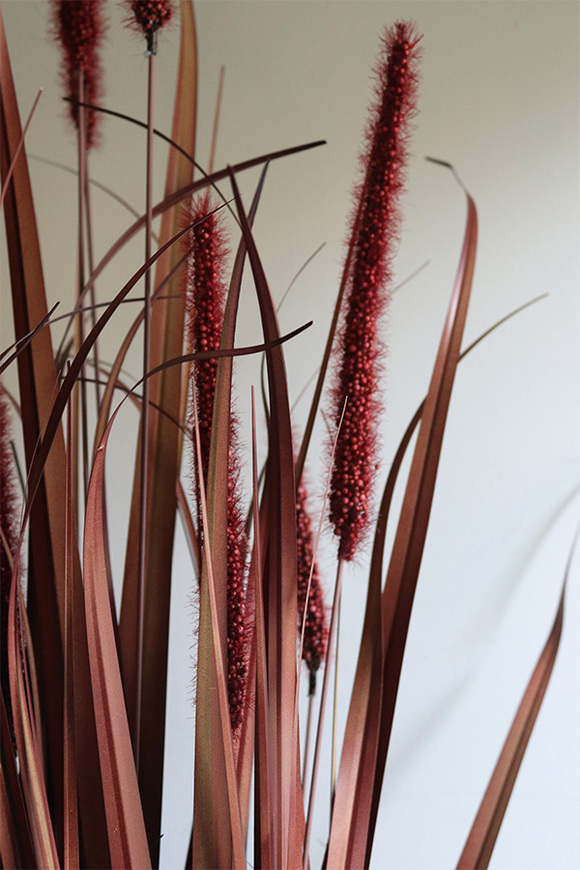 Reddania sztuczna trawa kwitnąca w donicy