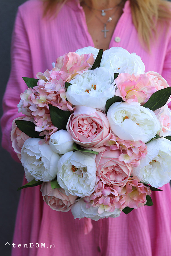 Peony White Moment, kompozycja kwiatowa z peoniami