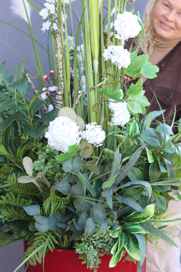 Jessana Rondo, kompozycja z trawami w czerwonej donicy