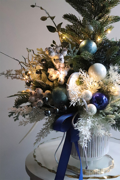 Granatowa Landia, realistyczna choinka świąteczna z przybraniem