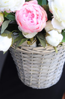 Summer Peonies, kosz z jasnymi kwiatami