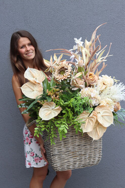 Bohema, kompozycja z anturium i słonecznikiem w koszu, wys.95cm 