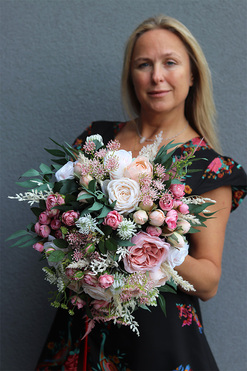 Yselia Small, kompozycja kwiatowa w metalowym naczyniu, wys.22x39cm