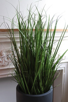 Concrete Antracyt Grande 2, sztuczna trawa w betonowej donicy