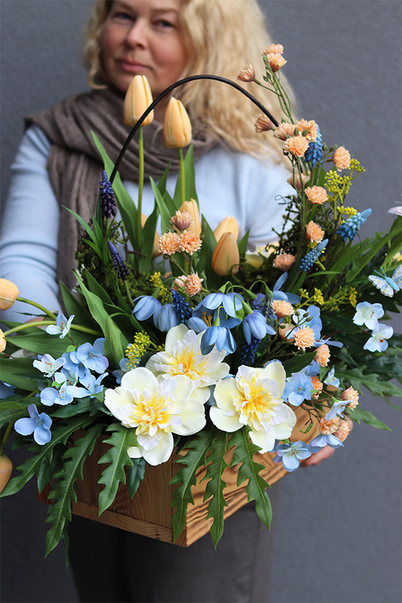 Sen o Wiośnie, dekoracja nagrobna z tulipanami