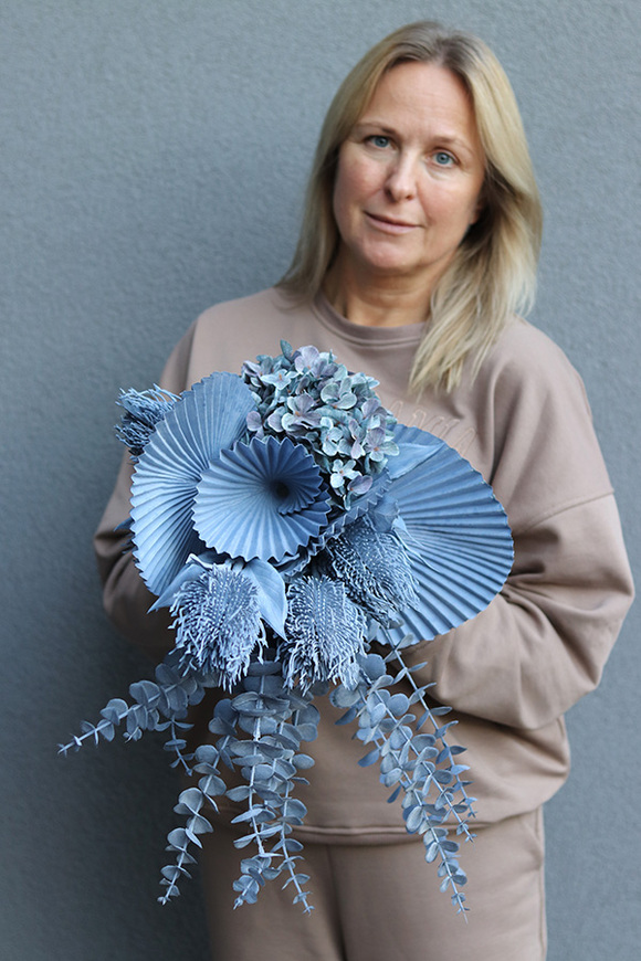 Blue Premium, nowoczesny bukiet nagrobny we wkładzie