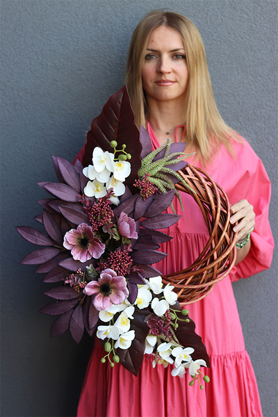 Bordo&Orchidea, asymetryczny wianek na drzwi, rozp.63cm