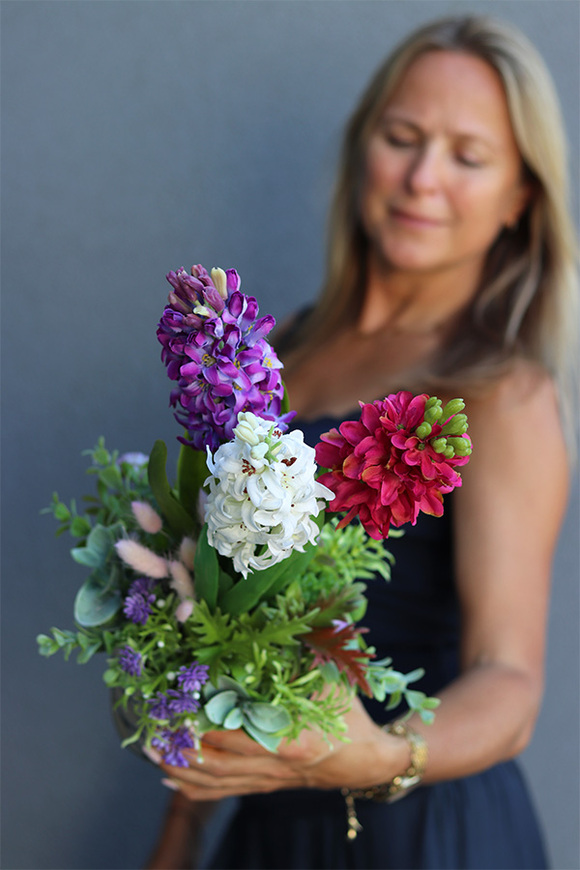 Hiacyntowo Dekory, kompozycja z hiacyntów w złotej doniczce