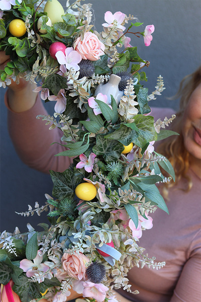 Eggs Canoe Subtelle, wielkanocny wianek na drzwi na obręczy