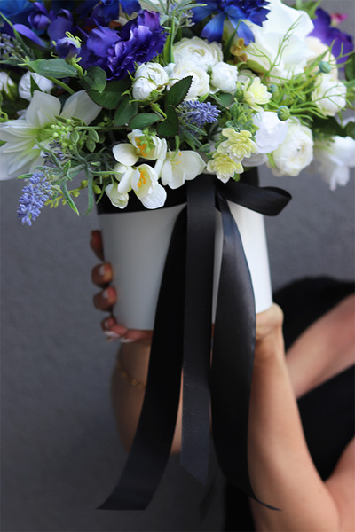 Leosława Tassano, biało - niebieska kompozycja nagrobna, wys.55cm