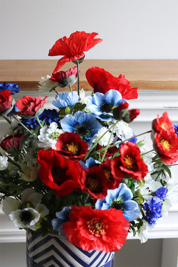 Polonia Cottage, bukiet z polnych kwiatów w wazonie