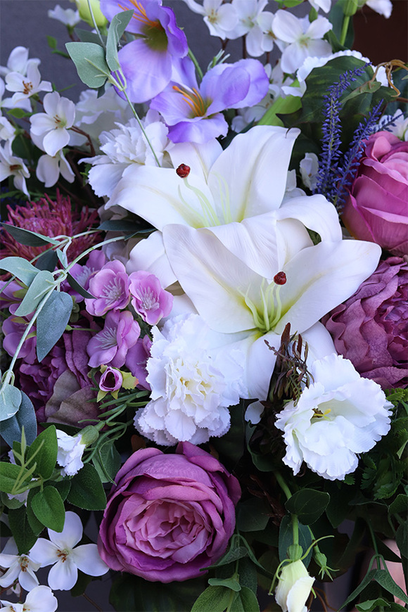 Nerasa, kompozycja nagrobna z białych i fioletowych kwiatów, wym.63x65cm 