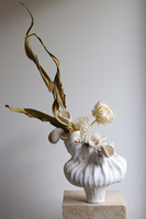 Biała Nimfa, kompozycja kwiatowa w wazonie