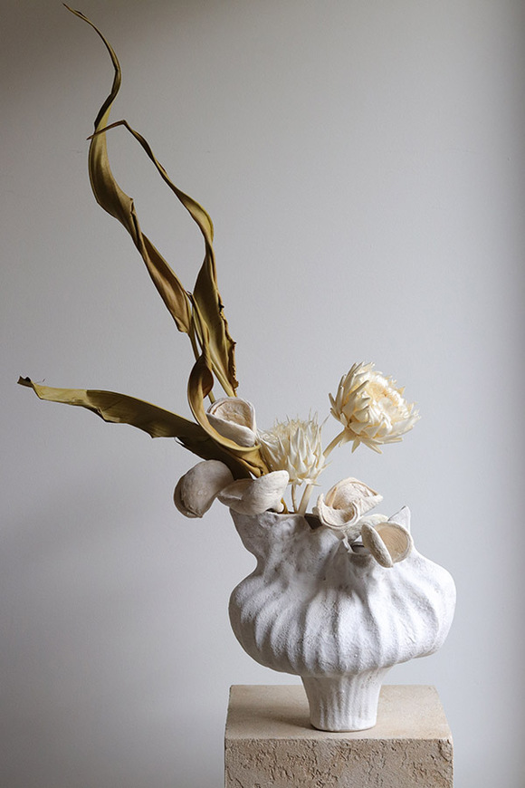 Biała Nimfa, kompozycja kwiatowa w wazonie