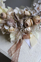 Zajączek Wielkanocny, asymetryczny jesienny wianek z dyniami