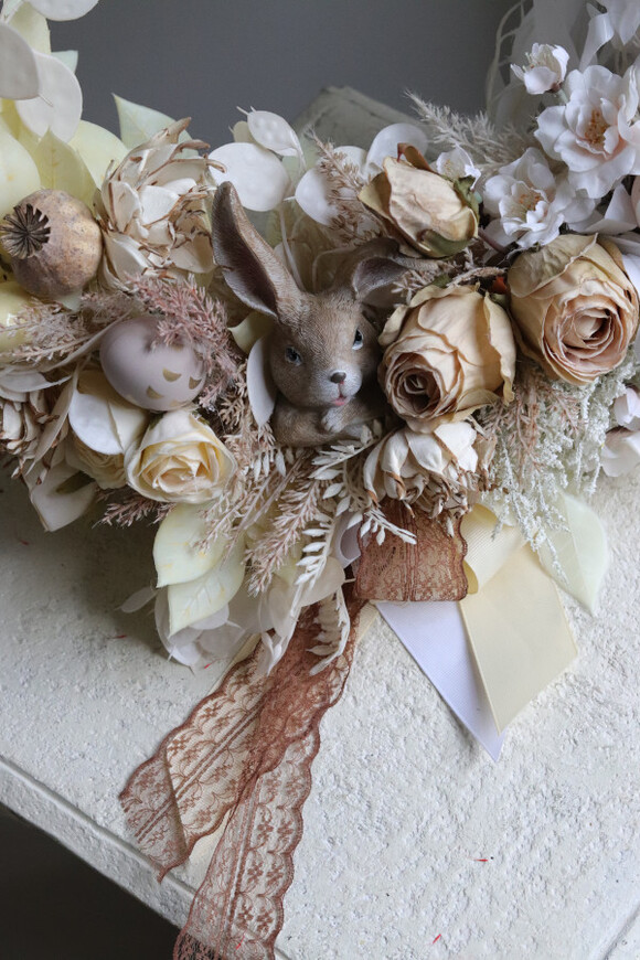 Zajączek Wielkanocny, asymetryczny jesienny wianek z dyniami