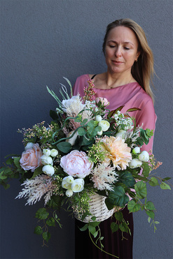 Aurae, kompozycja kwiatowa w koszu, wym.55cm 