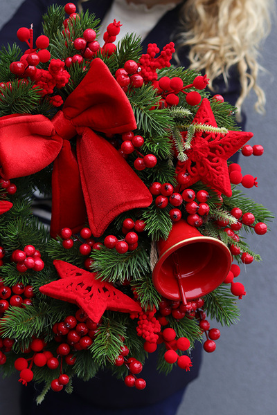 Brilliant Xmas, czerwony świąteczny wianek z dzwonkiem