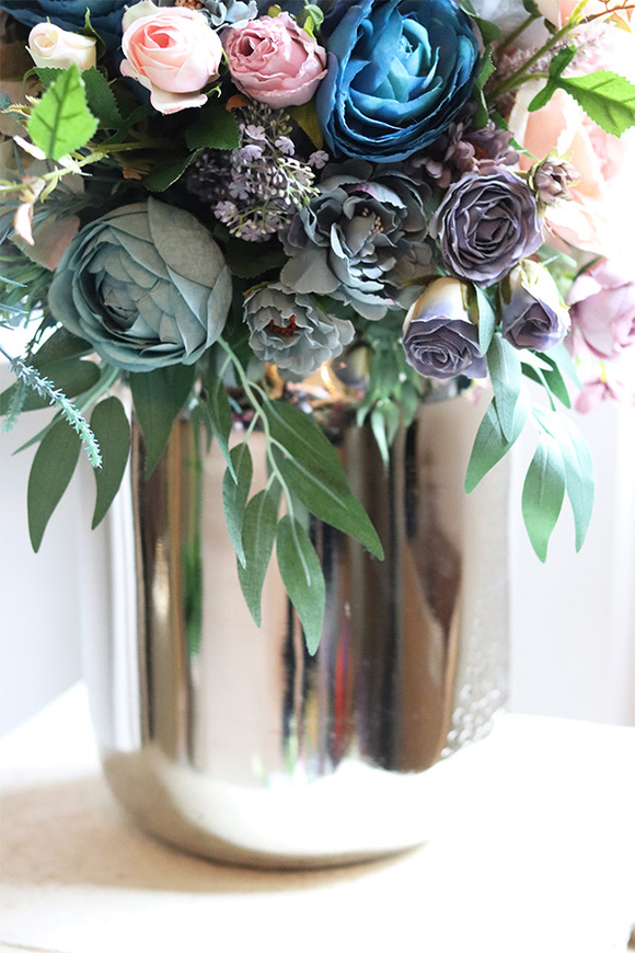 Blue Luizjana, kompozycja kwiatowa w wazonie