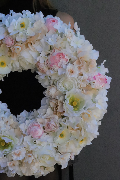 Kremowa Kwiatova, bogaty wianek na drzwi