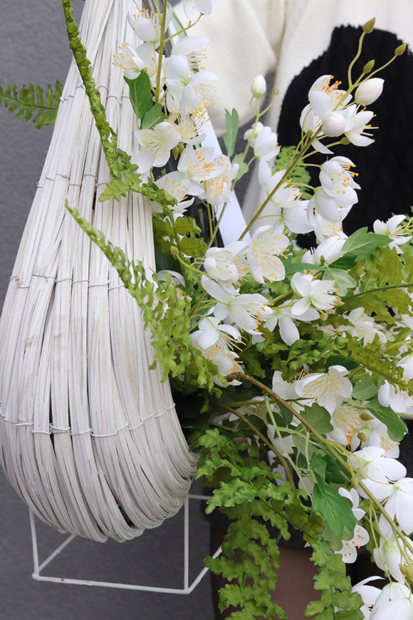 Biały Płomień, dekoracja nagrobna z lampionem