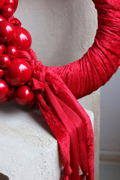 Red Velvet Xmas, świąteczny wianek z bombkami