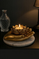 Lotos Zen, złoty świecznik dłonie