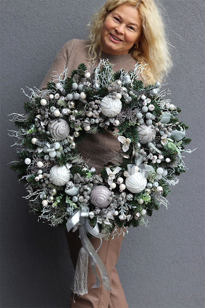 Silver Christmas Trend, bożonarodzeniowy wianek na drzwi