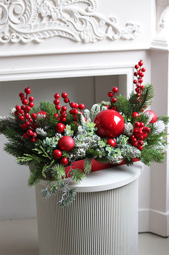 OD RĘKI Red Dekorena 2, stroik świąteczny z bombkami, wym.30x52x26cm