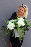 Hortensje Brista, kompozycja kwiatowa w szaro-srebrnej donicy